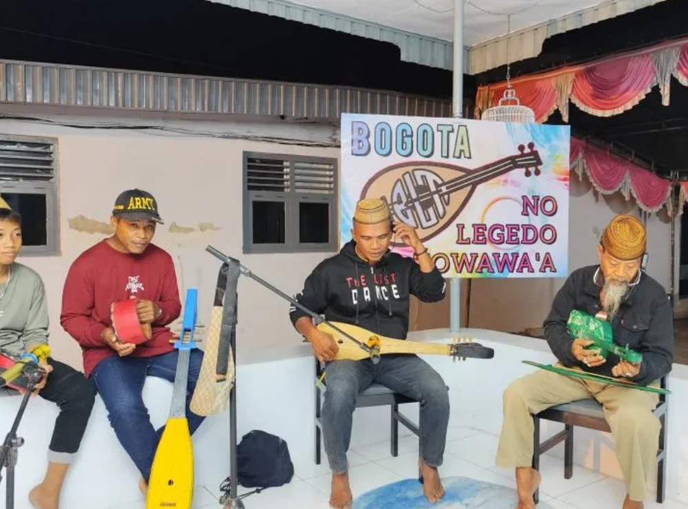 Masyarakat Suwawa menggiatkan kembali atau merevitalisasi Bahasa Suwawa dengan menampilkan tradisi lisan Legedo beserta tariannya di Desa Bubeya, Kecamatan Suwawa, Kabupaten Bone Bolango.