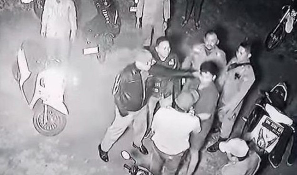 Ketegangan antara Satpol PP Kota Gorontalo dan aparat kepolisian .(F:Tangkapan layar CCTV)