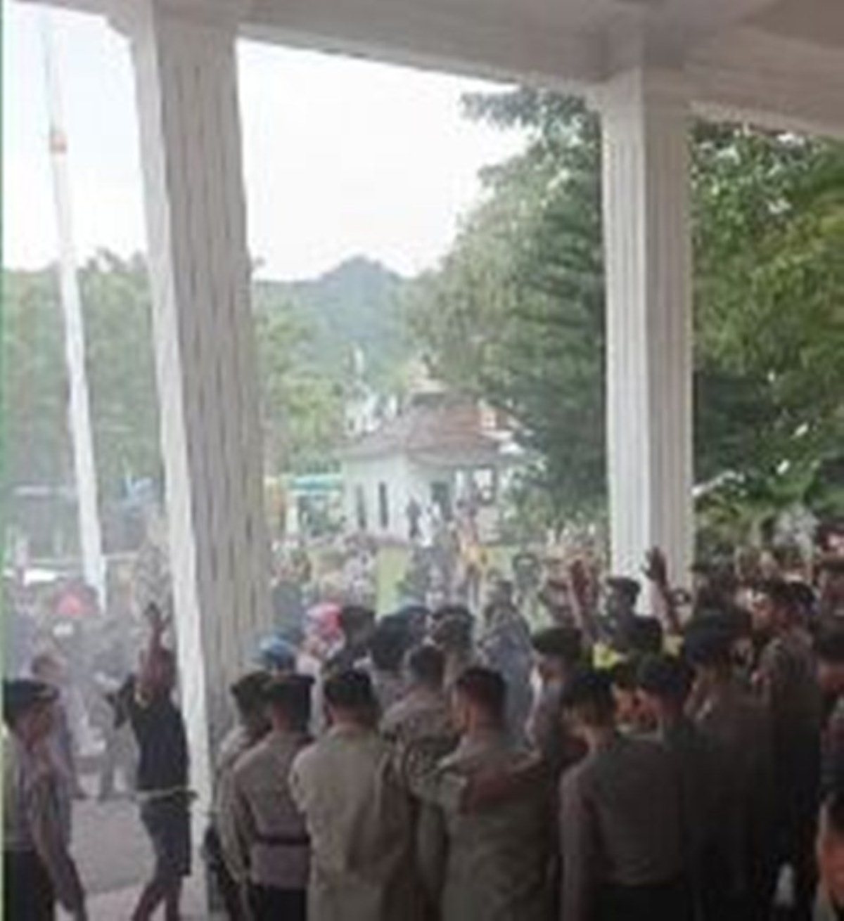 Ratusan sopir truk yang tergabung dalam Aliansi Sopir Indonesia Gorontalo menggelar   aksi unjuk rasa menolak Revisi Undang-Undang terkait kebijakan ODO. (F.Ist)