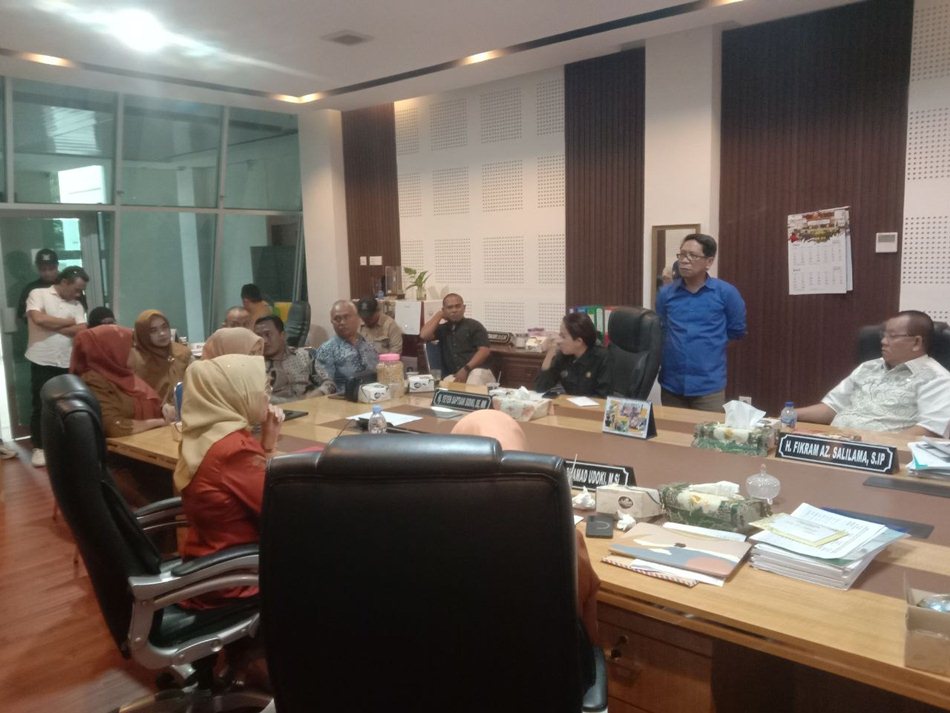 Rapat dengar pendapat Komisi I dengan Dinas Komunikasi, Informatika, dan Statistik (Kominfotik).(F:ist)