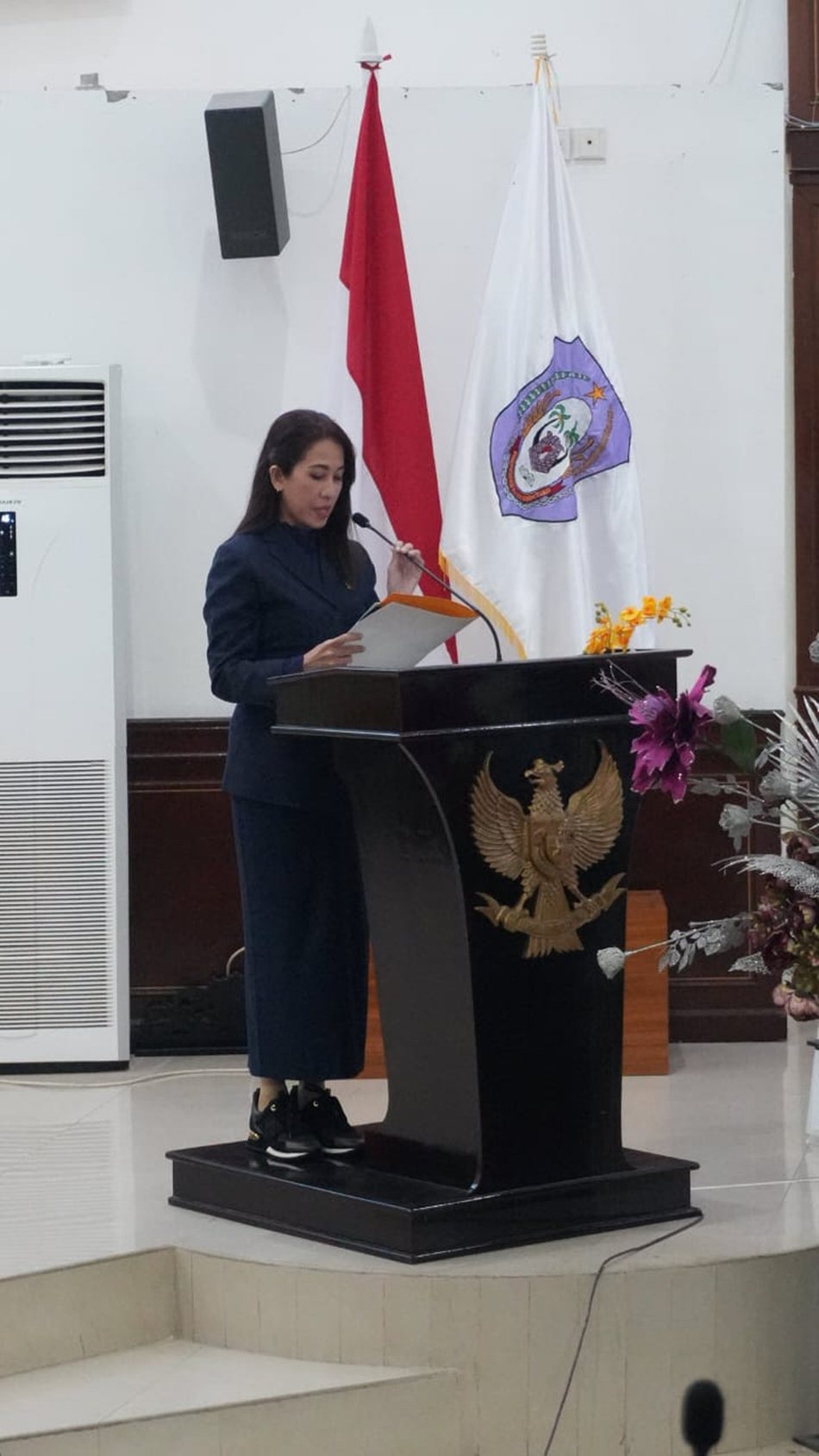 Juru Bicara Fraksi Golkar, Yeyen Sidiki, saat   menyampaikan pandangan fraksi terhadap rancangan peraturan daerah tentang RPJMD.(F:Humas)