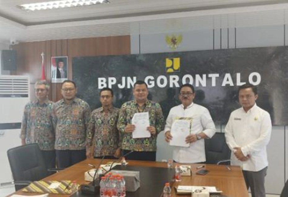 penandatanganan  dokumen hibah oleh Kasatker Pelaksanaan Jalan   Nasional Wilayah I Provinsi Gorontalo,  Doni Setiawan DH, ST, M.Si, bersama Bupati   Boalemo, Drs. Rum Pagau, di aula rapat  utama BPJN