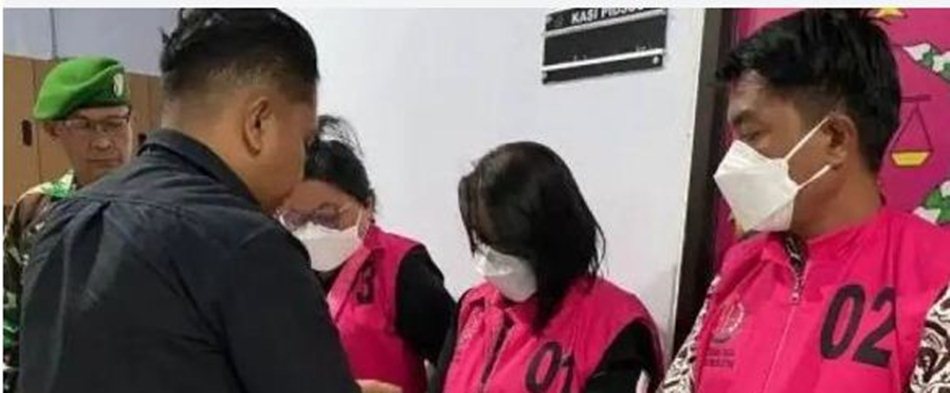 Tiga tersangka yang ditetapkan dalam kasus menghalangi penyidikan (obstruction of   justice) dugaan korupsi perjalanan dinas DPRD Bitung 2022-2023. (F: Dok. Kejari Bitung)