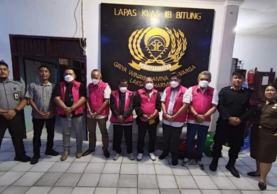 Enam tersangka dugaan kasus korupsi perjalanan dinas DPRD Bitung pada 2022-2023.  (Dok. Kejari Bitung)