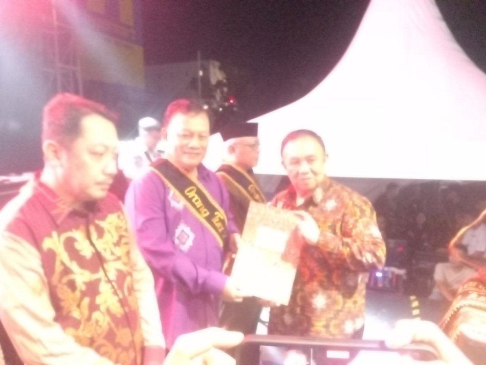 Penobatan Ayah GenRe  Provinsi Gorontalo kepada ketua IDI dr. A.R. Mohammad,   Sp.PD, FINASIM oleh Deputi Bidang Keluarga Sejahtera dan Pembangunan Keluarga  BKKBN RI, Nopian Andusti. (F:Ist)
