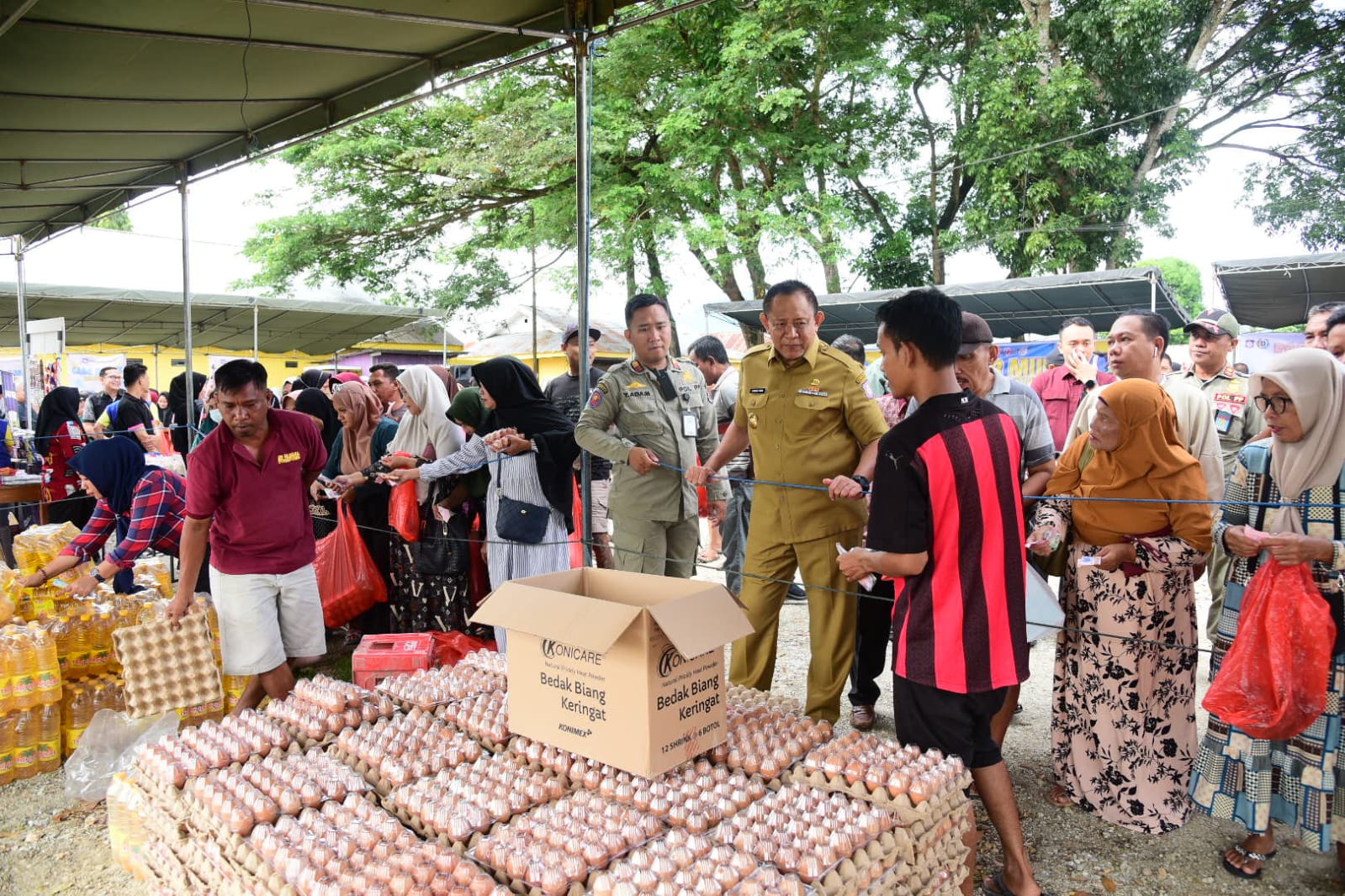 Pasar murah bersubsidi Pemprov di Kelurahan Wongkaditi Timur, Kecamatan Kota Utara, Kota Gorontalo Selasa (15/7/2025).  Foto &ndash; Nova Diskominfotik