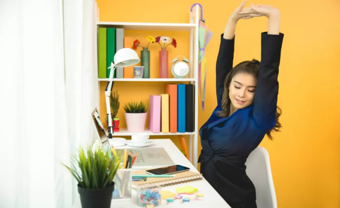 Ilustrasi orang yang mampu menyeimbangkan kehidupan pribadi dan pekerjaan. (Pexels.com/jcomp)