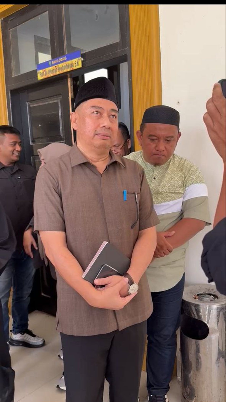 mantan Bupati Bone Bolango, Hamim Pou saat memberikan keterangan pers.(F:Ist)
