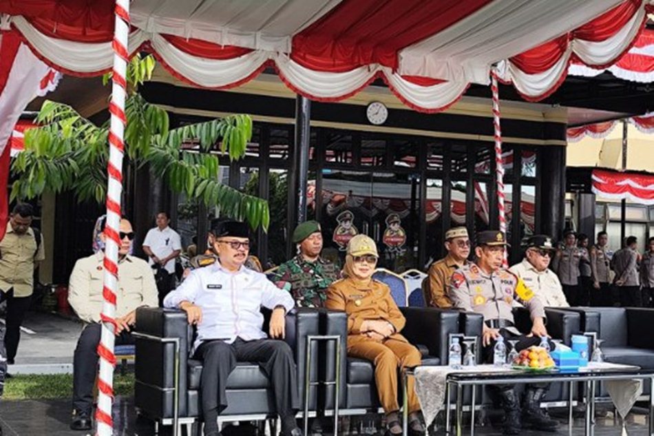 Ketua DPRD Provinsi Gorontalo, Thomas Mopili menghadiri langsung apel gelar pasukan Operasi Patuh Otanaha 2025 di Mapolda Gorontalo.(F: hms-Pol)