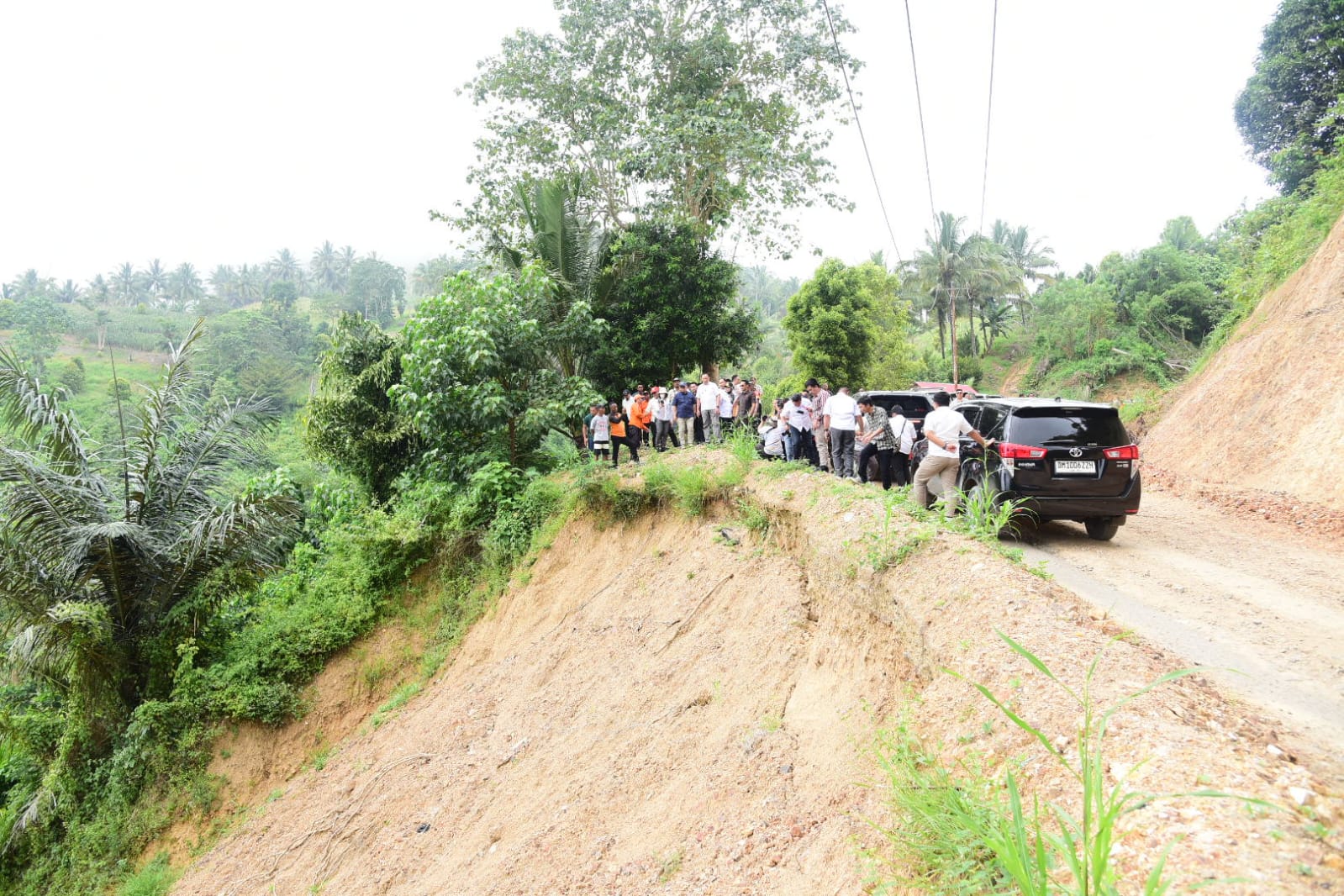 Kondisi jalan rusak yang ada di Paguyaman Pantai, Rabu (16/7/2025). Foto &ndash; Nova Diskominfotik