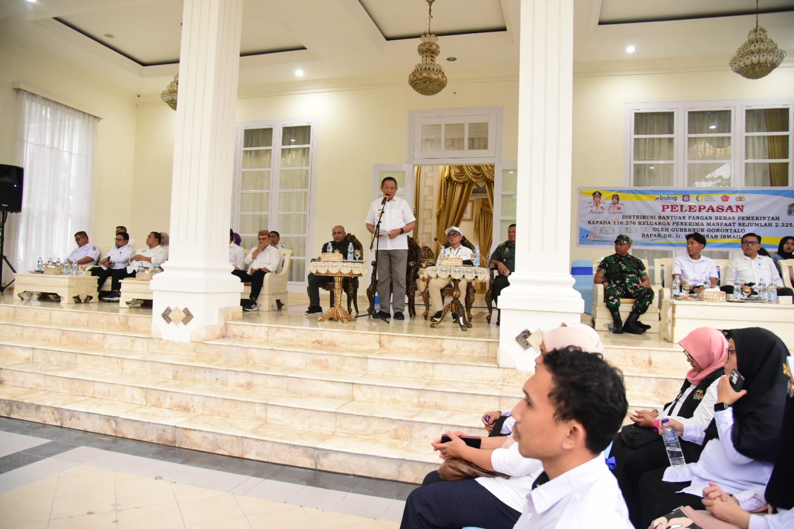 Pelepasan distribusi bantuan pangan beras pemerintah . Foto &ndash; Ryan Diskominfotik
