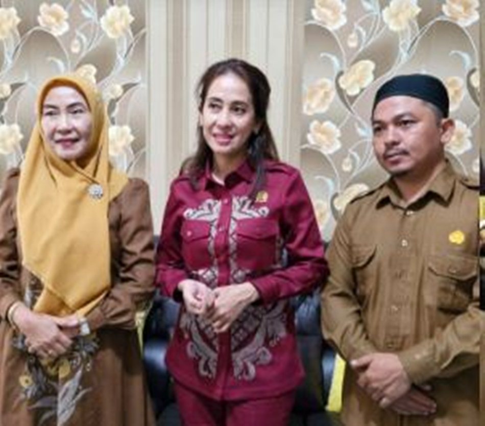 Kepala SMA Negeri 1 Suwawa Lisna Nalole, yang didampingi wakil kepala bersama Aleg Yeyen Sidiki.(F:ist)