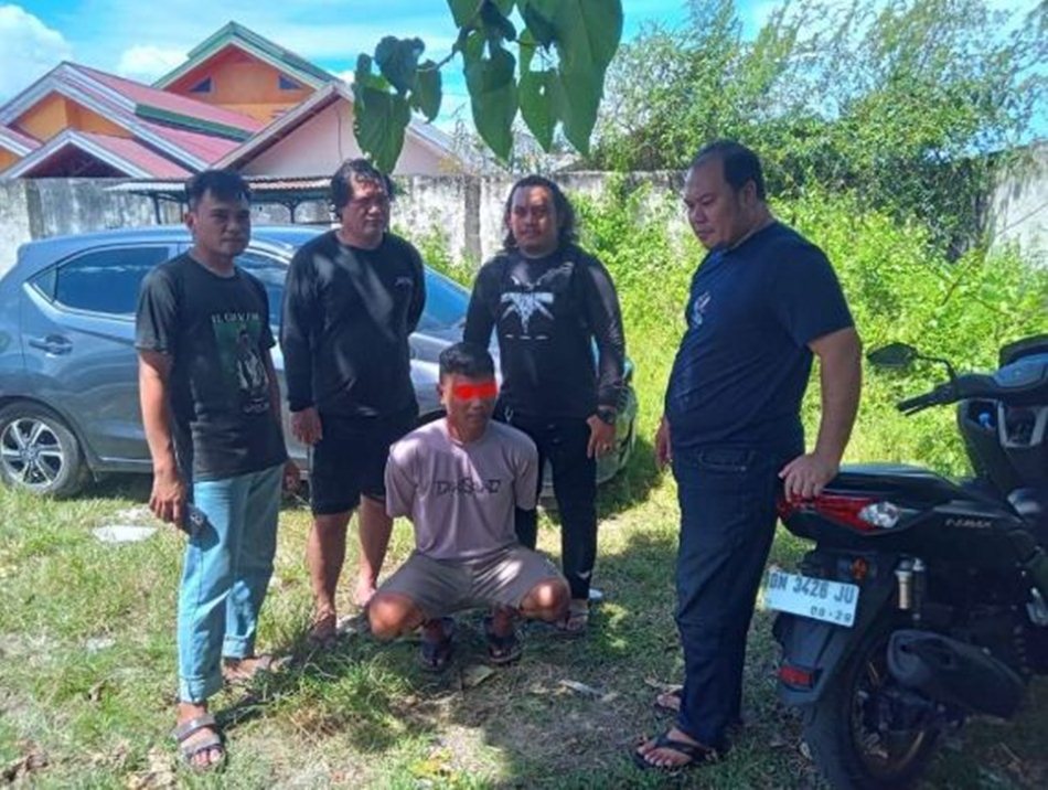Tim Resmob Satreskrim Polres Bone Bolango menangkap seorang pria berinisial WA, yang diduga kuat terlibat dalam kasus pencurian mobil. (F:hms-Pol)