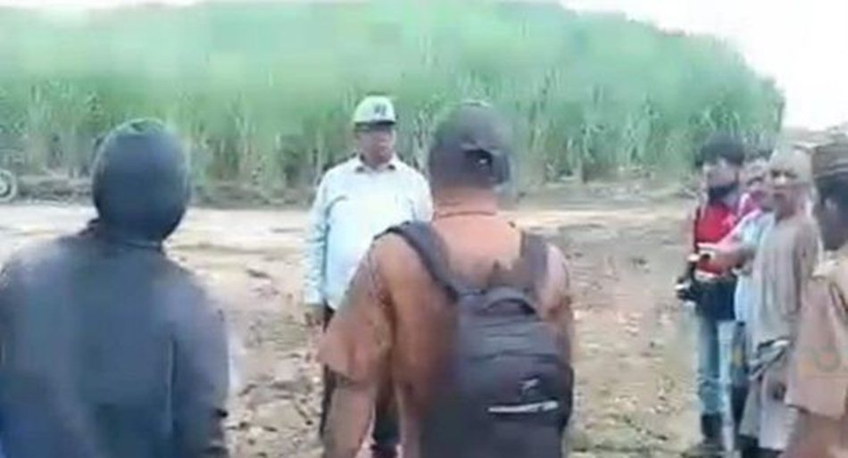 Dalam video, terlihat seorang pria berbaju biru dan mengenakan topi, diduga kuat  adalah General Manager PT PG Tolangohula.(F:ist)