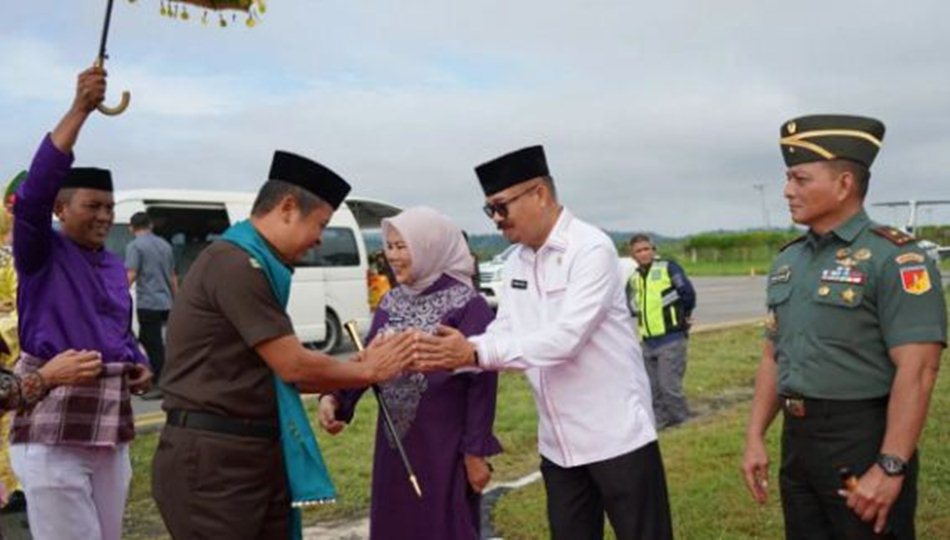 Kepala Kejaksaan Tinggi (Kajati) Gorontalo yang baru, Riyono, SH, M.Hum, resmi disambut melalui prosesi adat Mopotilolo.(F:Humas)