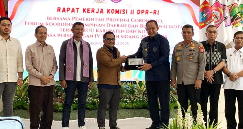 Komisi II DPR RI melakukan kunjungan kerja ke Provinsi Gorontalo dan menggelar rapat bersama pemerintah daerah.(F: humas)