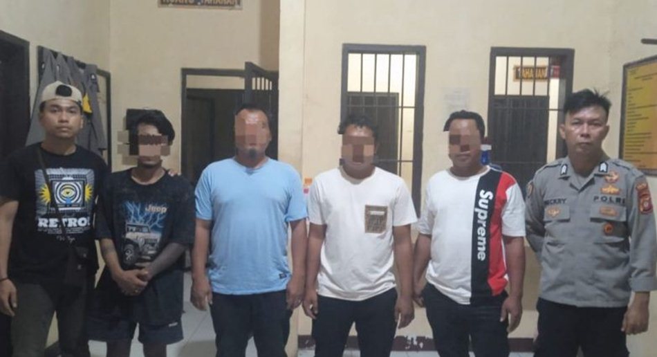 Empat orang terduga pelaku penganiayaan berhasil diamankan oleh aparat gabungan dari   Polsek Paguat dan Unit Buser Satreskrim Polres Pohuwato.(F: Hms-pol)