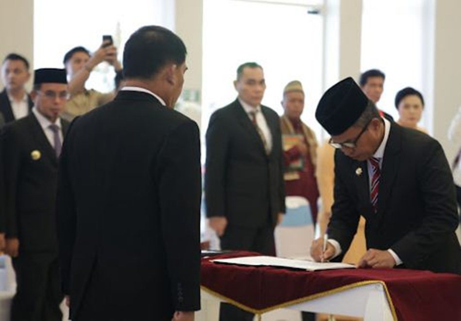 Tahlis Gallang resmi dilantik sebagai Penjabat   Sekretaris Provinsi (Sekprov) Sulut dalam upacara yang berlangsung di Aula Gubernuran.(F:Hms)