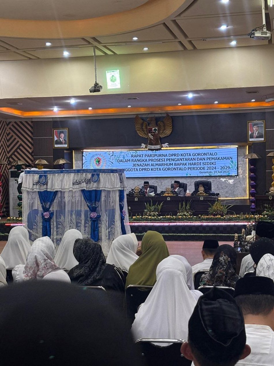 Suasana haru menyelimuti Gedung DPRD Kota   Gorontalo, Sabtu (19/7/2025), saat para legislator dan tokoh masyarakat melepas kepergian almarhum Hardi  Sidiki.(F:ist)