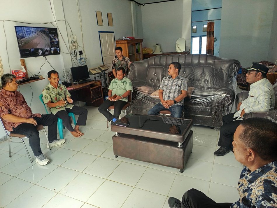 Komisi II secara langsung  meninjau proses bongkar muat hasil tangkapan, menyoroti   kondisi fasilitas pelabuhan,  serta mendengarkan keluhan.(F :Ist)