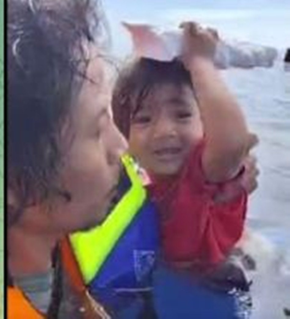 Seorang bayi perempuan berhasil dievakuasi dalam kondisi selamat sambil digendong erat oleh orang tuanya. (F:Ist)