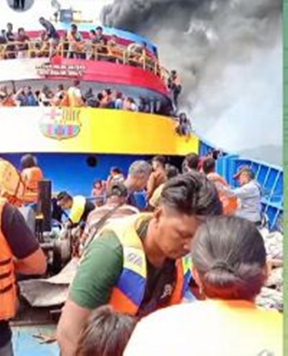 Para penumpang terlihat menggunakan rompi pelampung dan bersiap menghadapi situasi terburuk.(F:Ist)