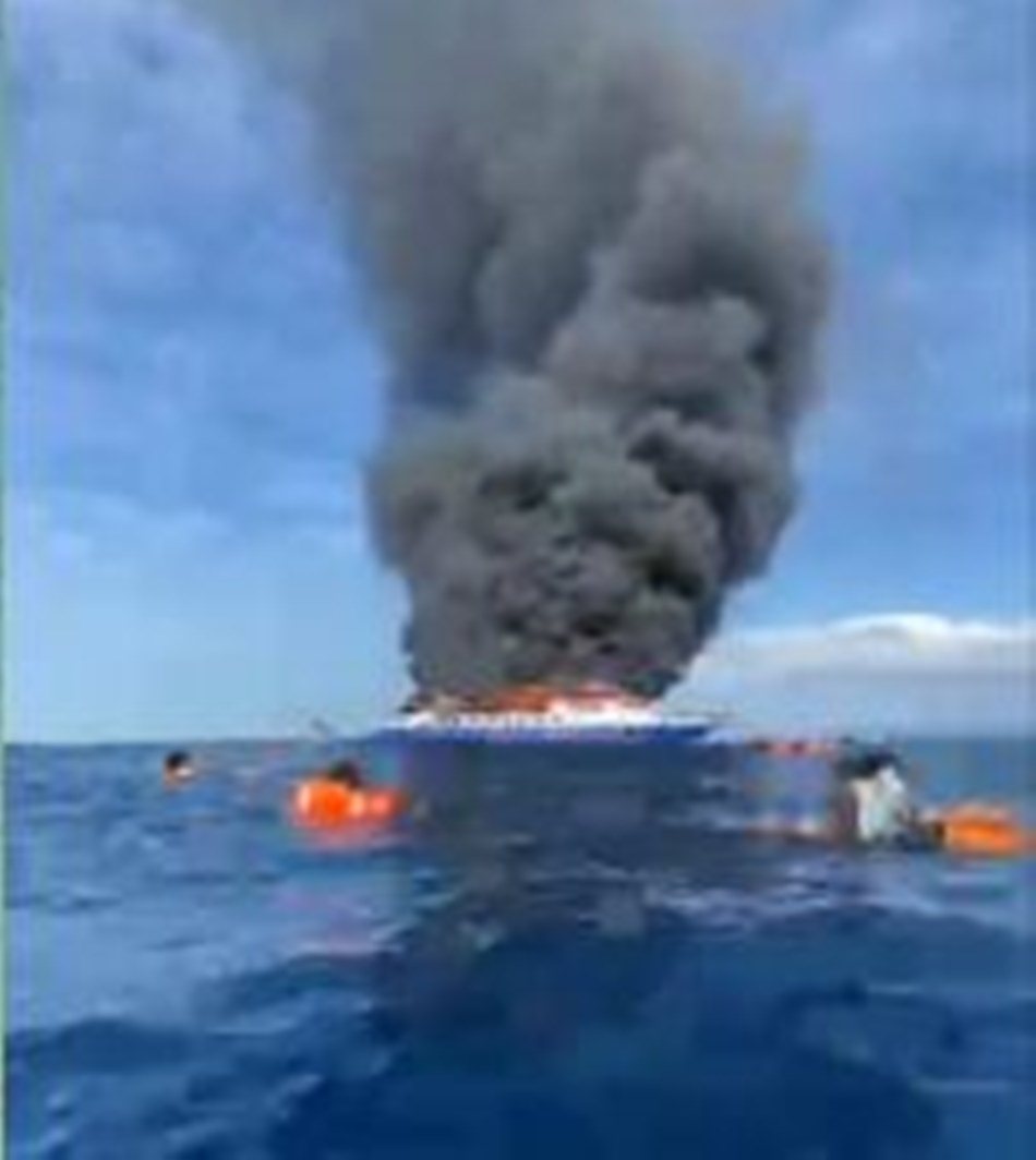 kapal penumpang KM Barcelona 5A dilalap api.(F:Ist)