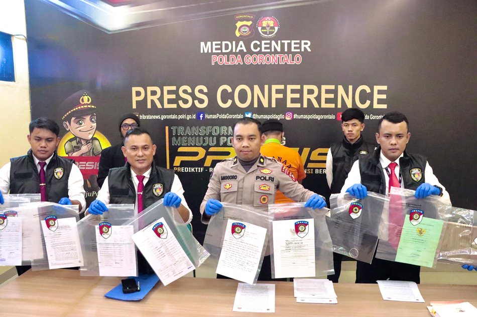Kasus penipuan diungkap dalam konferensi pers yang dipimpin Kasubbid PID Kompol Anggoro   Condro Wibowo, didampingi Kanit Subdit II Ditreskrimum AKP Fahmi Sjam.(F:Hms-Pol)