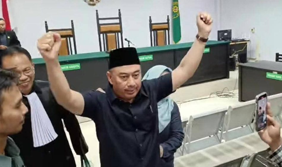 Bupati Bone Bolango Hamim Pou.usai usai Majelis Hakim menyatakan dirinya bebas dari semua dakwaan korupsi dana bantuan sosial.(F:Ist)