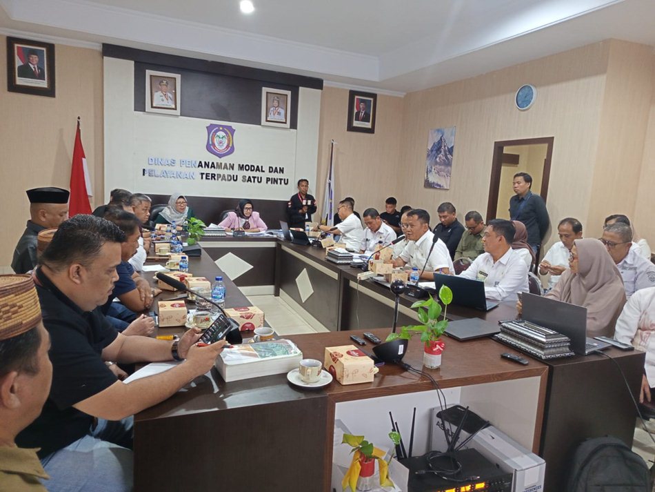 Pansus) Pertambangan DPRD Provinsi Gorontalo menggelar pertemuan penting di Kantor Pelayanan Terpadu Satu Pintu (PTSP) Provinsi.(F: Hms Engki)