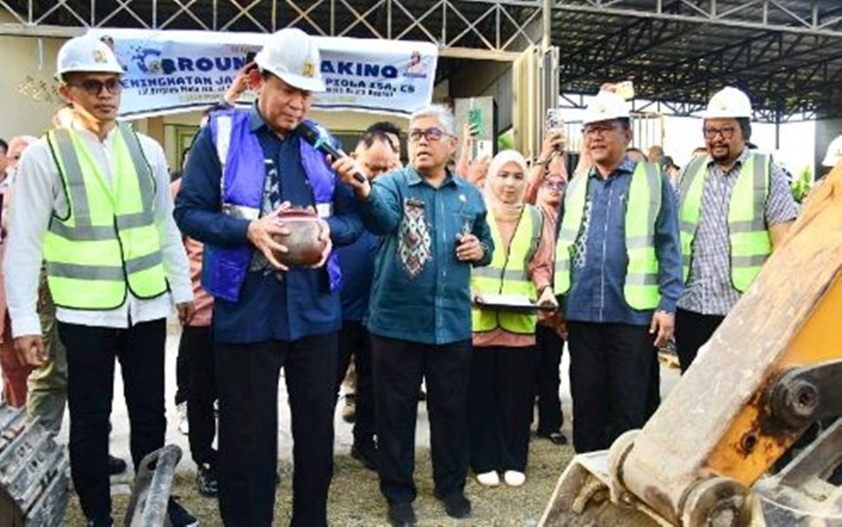 Pemecahan kendi oleh Gubernur Gorontalo Gusnar Ismail sebagai tanda resminya   pengerjaan peningkatan tiga ruas jalan di Kota Gorontalo . (Foto : Mila)