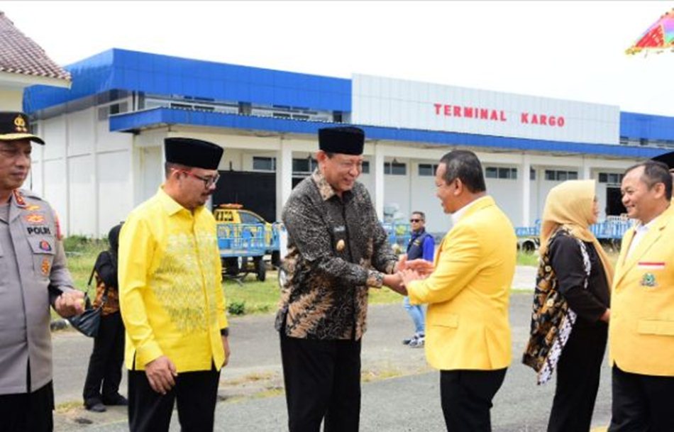 Dalam kunjungan perdananya ke daerah yang dijuluki Bumi Serambi Madinah ini, Bahlil disambut Gubernur Gorontalo Gusnar Ismail dan Ket ua DPRD Thomas Mopili serta Forkopimda .(F:Kmfo)