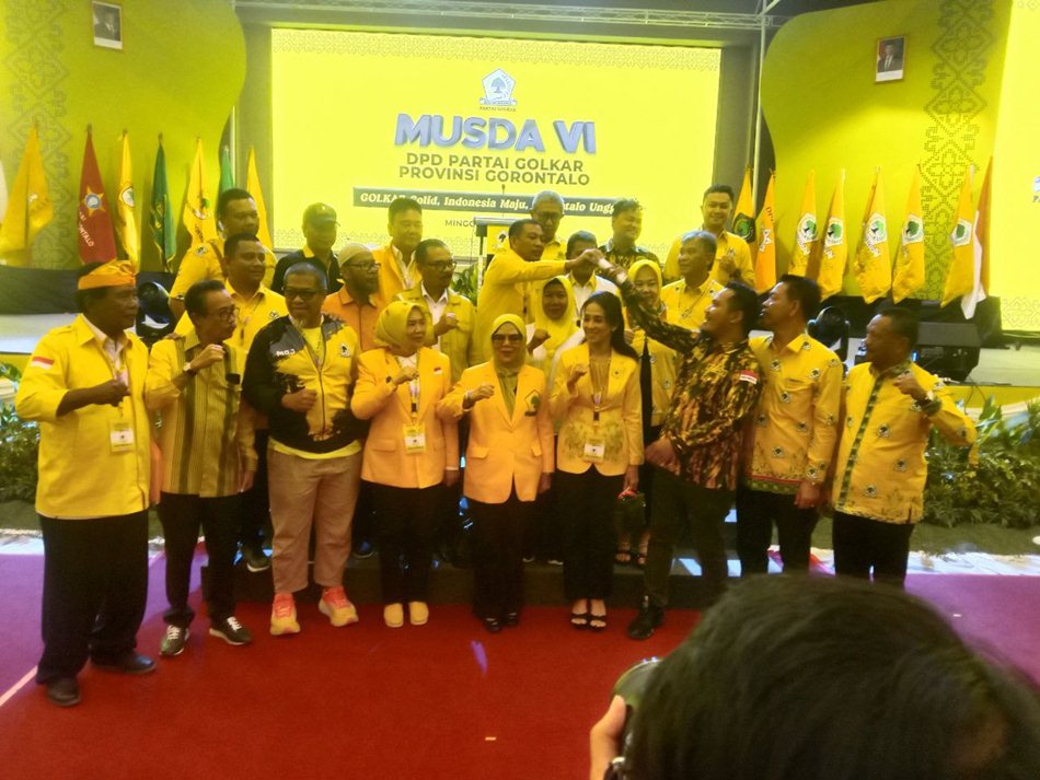 Ketua DPD 1 Partai Golkar Provinsi Gorontalo  Idah Syahidah Rusli Habibie bersama Yeyen Sidiki dan pengurus DPD 1 demisioner. (F:GP).