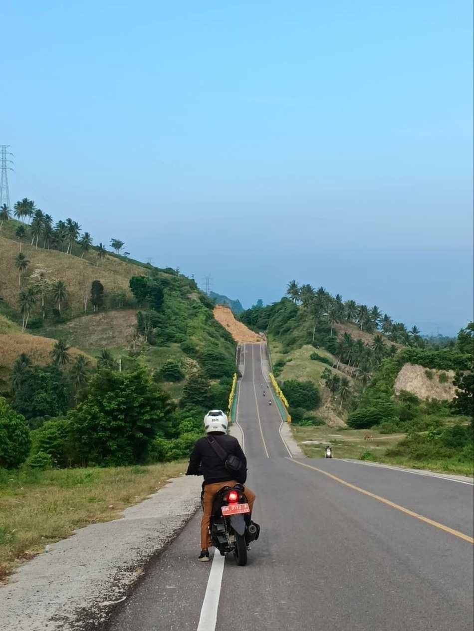 evakuasi material longsor yang menutup total akses Jalan   Gorontalo Outer Ring Road (GORR) di Desa Isimu Utara, Kecamatan Tibawa, Kabupaten Gorontalo, mulai dilakukan. (F:Ist)