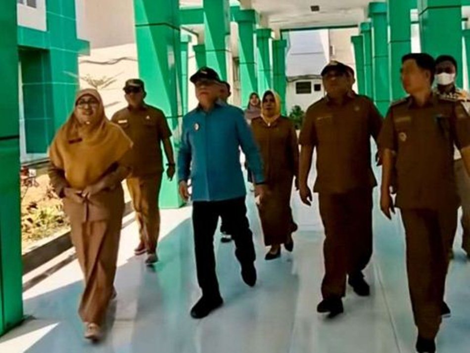 Bupati Gorontalo, Sofyan Puhi, saat meninjau   perkembangan layanan kesehatan di RSUD Boliyohuto.(F:Ist)