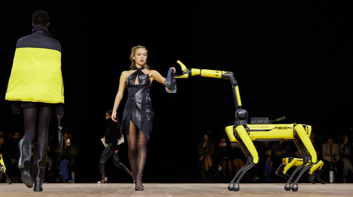 Lila Grace Moss berjalan di catwalk bersama anjing robot selama Paris Fashion Week.