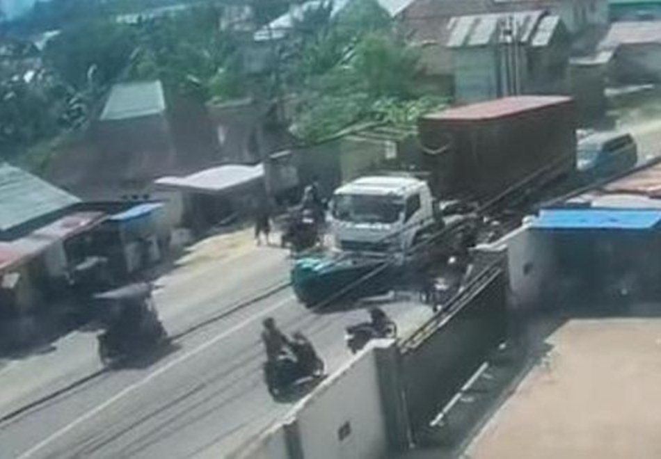 Kecelakaan maut kembali terjadi di Kota Gorontalo. Sebuah truk kontainer menghantam sebuah bentor .(F:Ist)