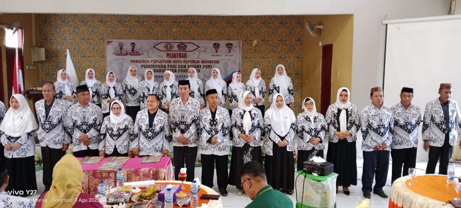 pelantikan pengurus Persatuan Guru Republik Indonesia (PGRI) Kabupaten Pohuwato bersama dua organisasi sayapnya: Perempuan PGRI dan Smart PLCC PGRI. (F:dok PGRI)