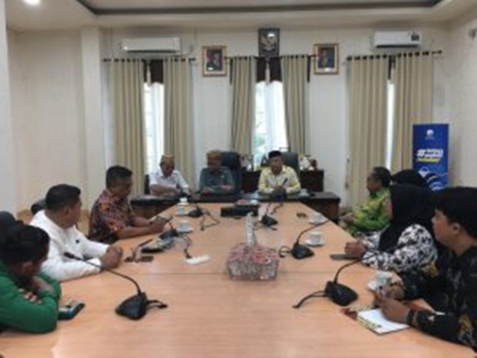 Bupati Bone Bolango, Ismet Mile, dalam  audiensi bersama Rektor UNUGO, Lahaji, beserta jajaran, yang berlangsung di Ruang Rapat Bupati (F:AKP)
