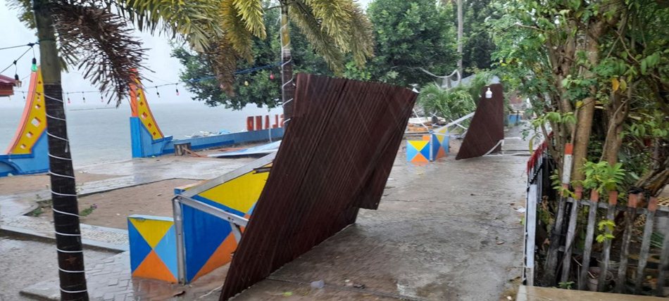 Saksi mata di lokasi menyebutkan, angin yang kuat sempat mengangkat bangunan sebelum   akhirnya jatuh dan hancur berkeping-keping.(F:ist)
