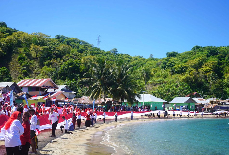 Pencanangan gerakan pembagian Bendera Merah Putih bersama Forum Kewaspadaan  Dini Masyarakat (FKDM) dan Lintas Organisasi Kemasyarakatan se-Provinsi Gorontalo, di Pantai Modelomo  Kabila Bone (F:AKP)