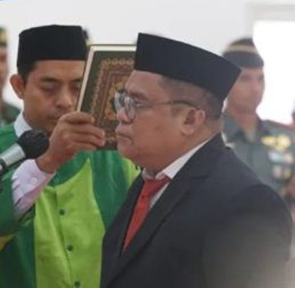 Bupati Gorontalo SofyanPuhi resmi melantik Sugondo Makmur sebagai Sekda Kabupaten Gorontalo. (F:ist)