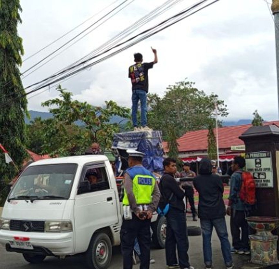 Sejumlah mahasiswa dan pemuda yang tergabung dalam  Aliansi Mahasiswa dan Pemuda Peduli Gorontalo menggelar aksi unjuk rasa di depan Markas Polres Bone Bolango.(F: Ist)