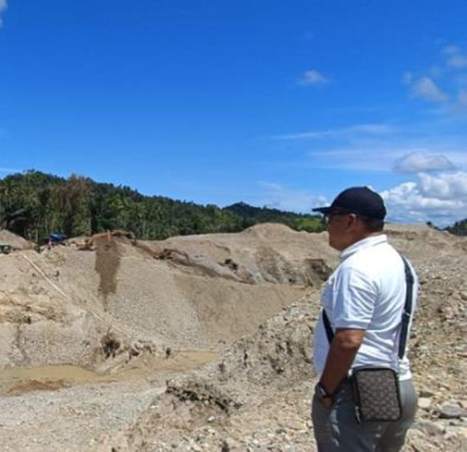 Ketua Komisi II DPRD Provinsi Gorontalo, Mikson Yapanto, turun langsung di lokasi tambang emas ilegal.(F:Ist)