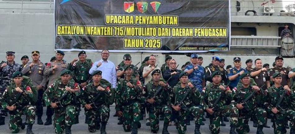 Ketua DPRD Provinsi Gorontalo, Thomas Mopili  dalam upacara penyambutan yang berlangsung di Pelabuhan Gorontalo.(F:Hms)