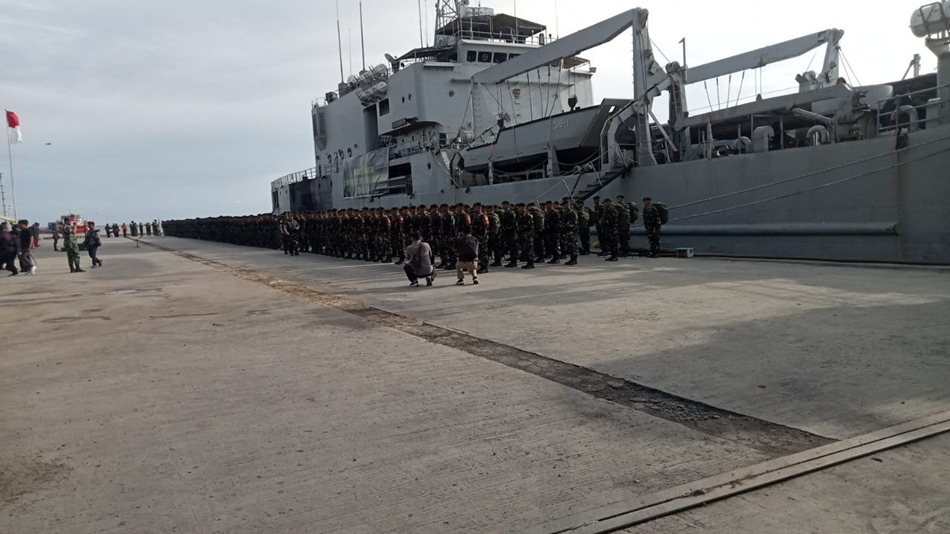 Pelindo Gorontalo All Out Sambut KRI Teluk Banten 516, Dukung Misi Strategis TNI di Wilayah Pesisir.(F:Hms)