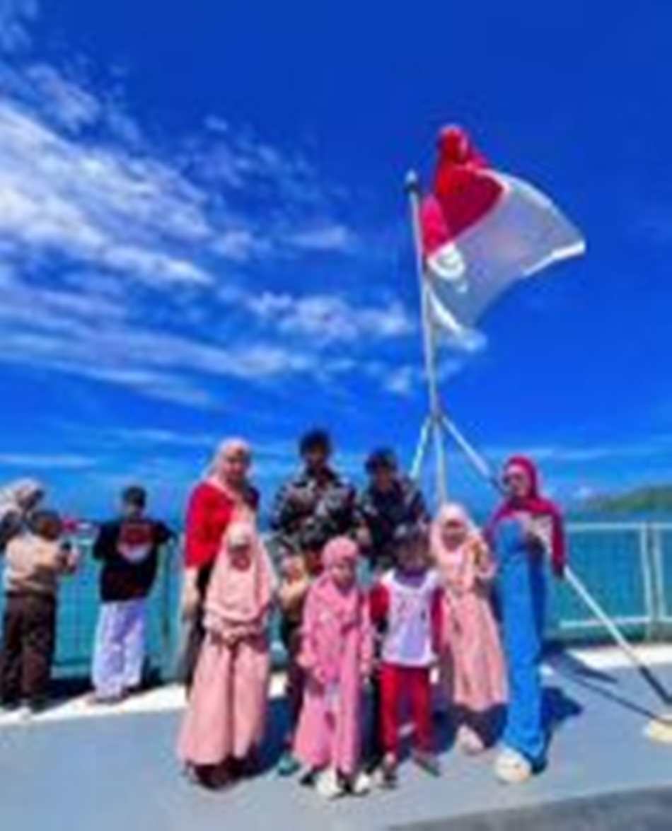 Para prajurit TNI AL yang bertugas di kapal pun tampil ramah. Mereka tak hanya menyambut hangat para tamu, tapi juga menjelaskan berbagai bagian penting dari kapal.(F:Is)