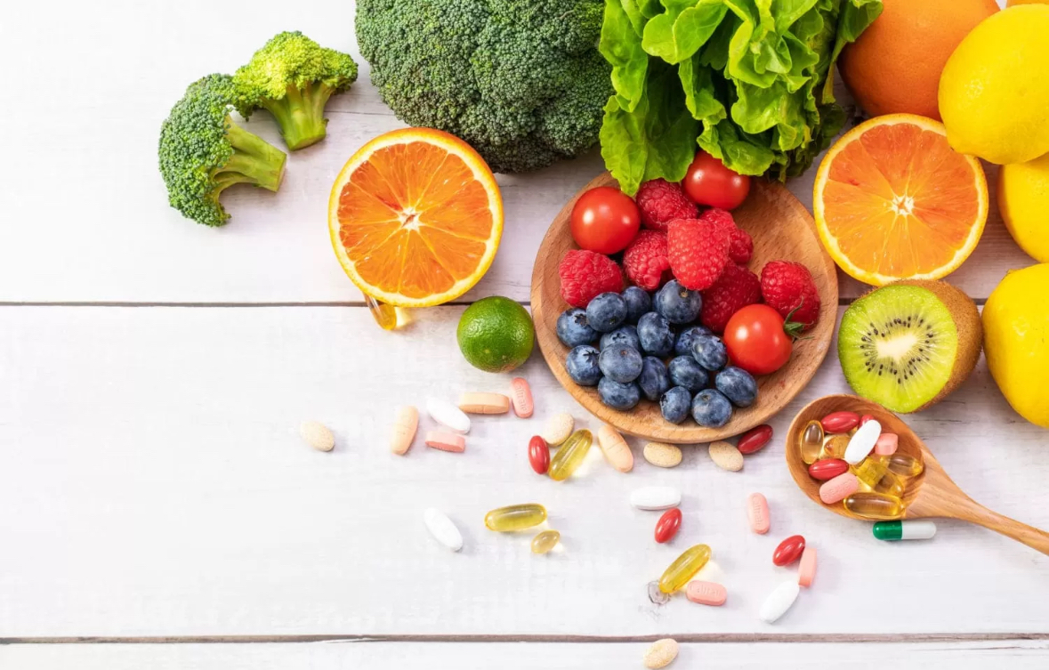 ilustrasi obat-obatan dan makanan. Sumber foto: Freepik