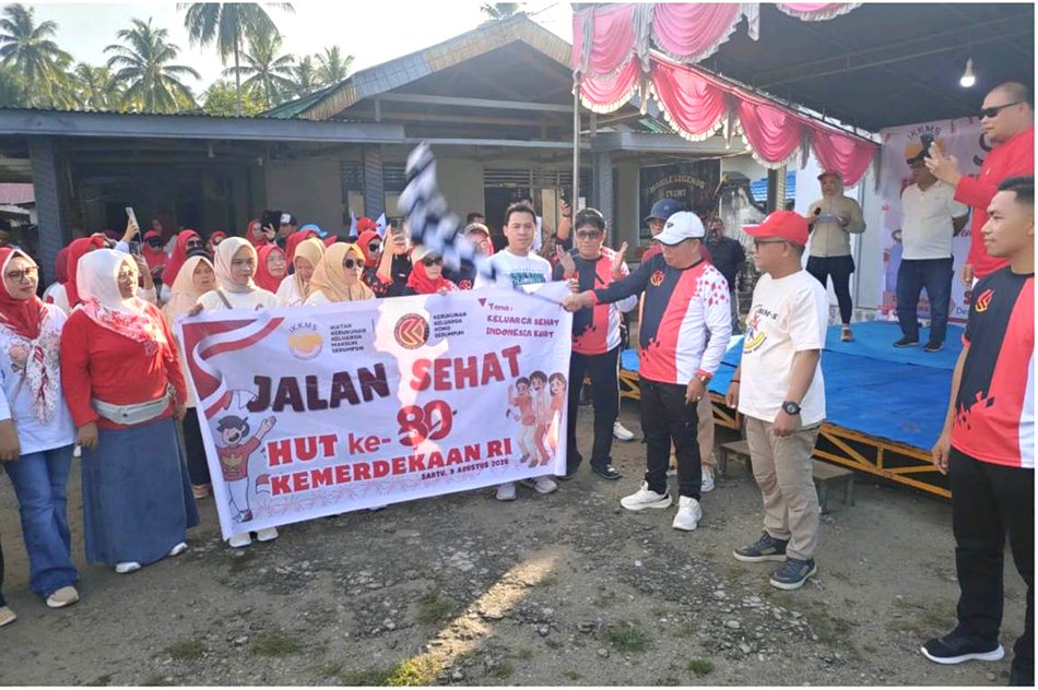 Wakil Bupati Risman Tolinggohu didampingi Sekda Iwan Mustapa saat mengikuti jalan   sehat Semarak Peringatan HUT ke-80 RI yang digelar KKKS dan IKKMS (F.Boby/ADC)