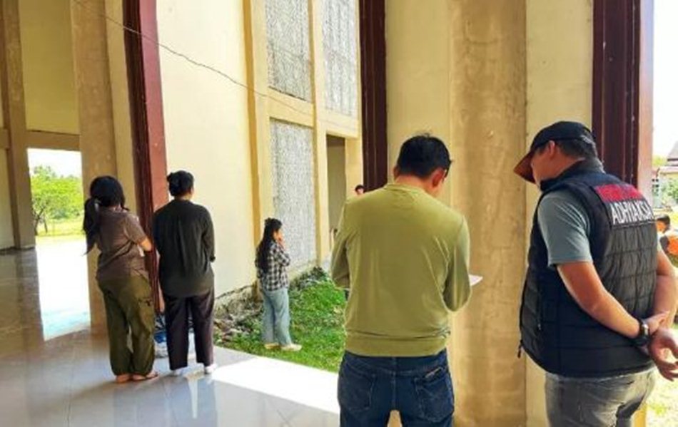 Satuan Khusus Pemberantasan Tindak Pidana Korupsi Kejaksaan Negeri (Kejari) Gorontalo Utara bersama tim ahli konstruksi memeriksa pembangunan Masjid Jabal Iqro.(F:Ist)